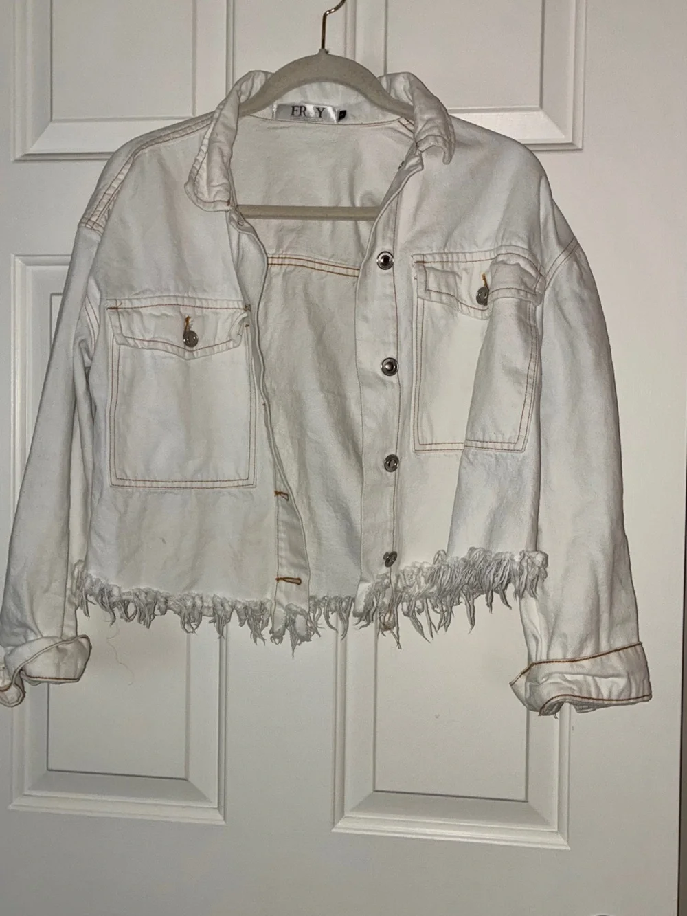 Fray‎ white denim jacket featuring raw fringe bottom hem. Sz S